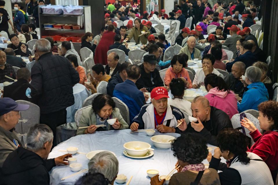 After comprehensive customs clearance between Hong Kong and the mainland, it has attracted many mainland tourists and affordable tour groups to Hong Kong.  (Photo by Anthony Kwan/Getty Images)