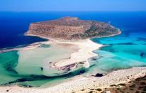 La isla de Creta también tiene una joya escondida: La laguna de Balos, que cuenta con impresionantes playas de aguas turquesas y arena blanca rodeada de una naturaleza abrumadora.