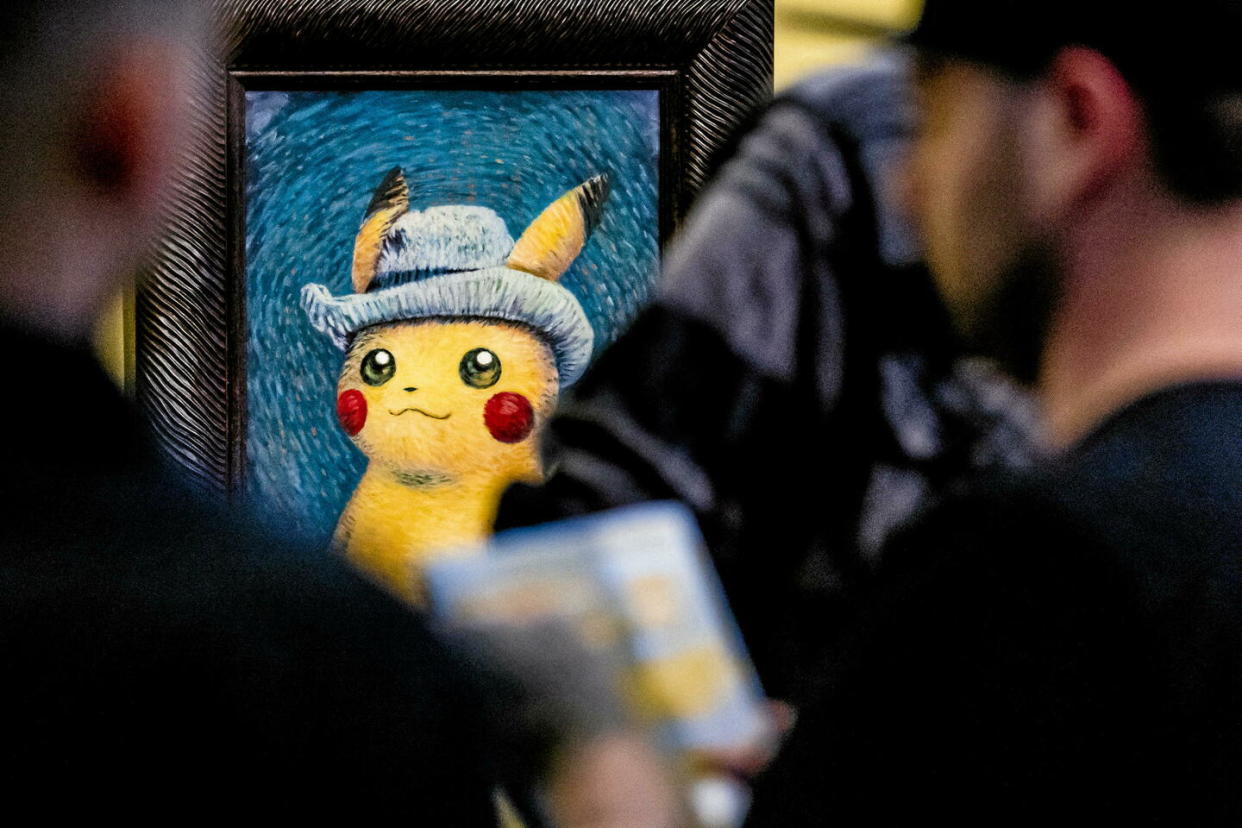 Des visiteurs devant une peinture de Pikachu inspirée d'un autoportrait de Van Gogh à Amsterdam jeudi.   - Credit:REMKO DE WAAL / ANP / AFP