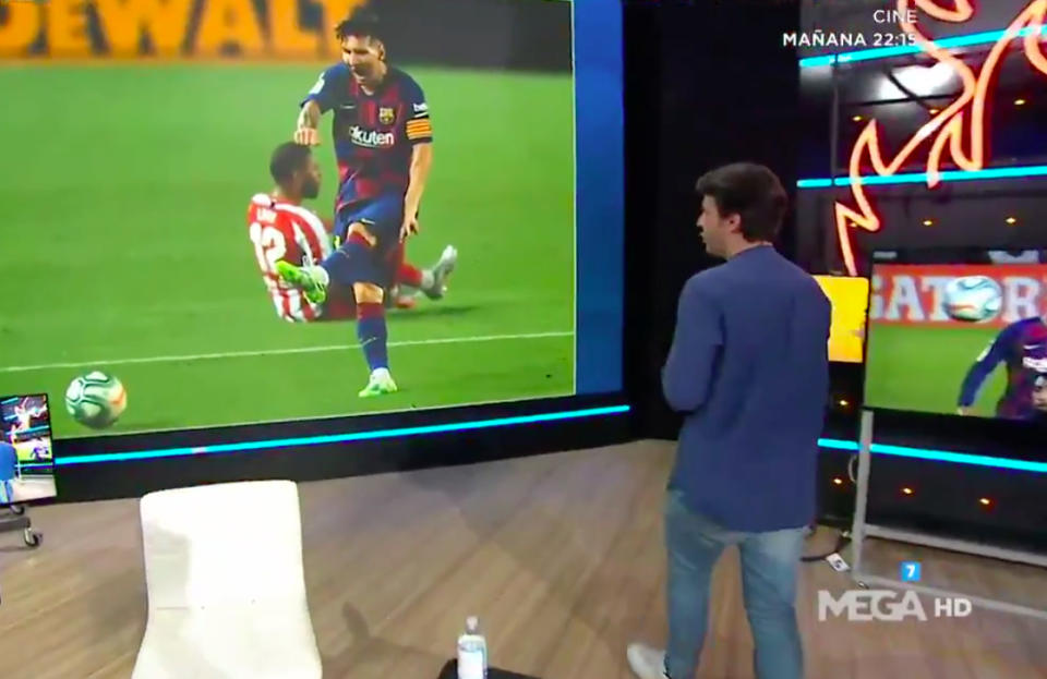 Junafe Sanz analizando las imágenes de desesperación de Lionel Messi (Foto: Twitter/@elchiringuitotv)