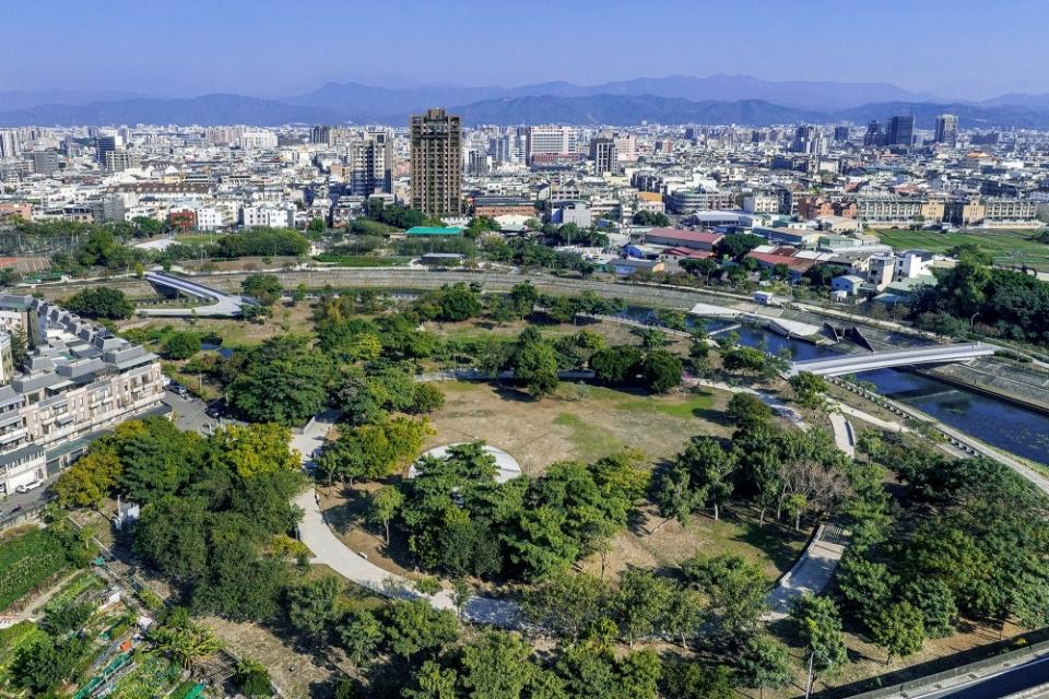 ▲大里二期鄰多項中央重大建設，圖為「大康橋水岸計劃」藍花楹公園。(圖/業者提供)