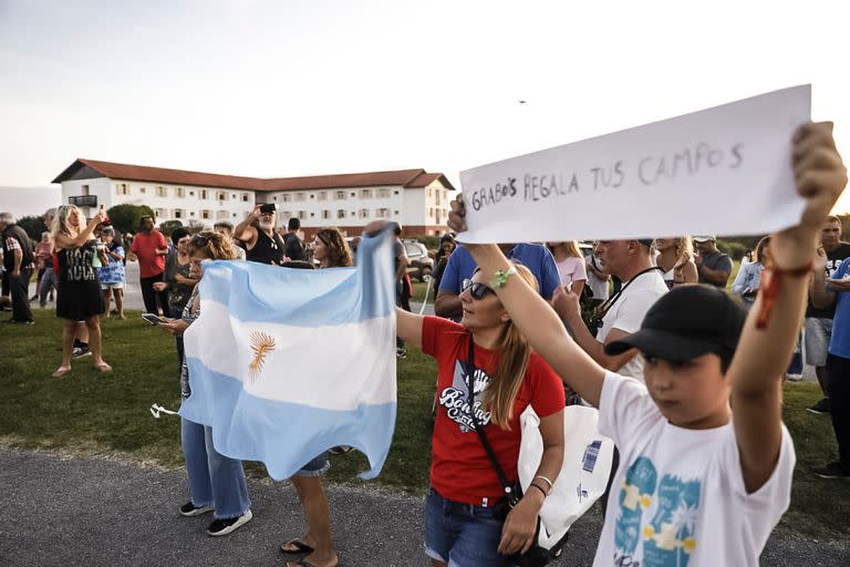 Protesta de vecinos que se oponen al proyecto agroecológico de El Marquesado en la puerta de la quinta presidencial de Chapadmalal donde descansa el Presidente