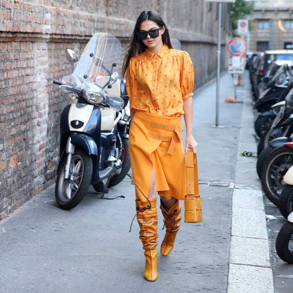 <p>Fashion-Bloggerin Doina Ciobanu trug bei der Max Mara Womenswear Show in Mailand ein Blusenkleid von Paul and Joe. Farblich passende Stiefel und eine Tasche von Paco Rabanne rundeten den Monochrom-Look in Orange ab. (Bild: Splash News) </p>