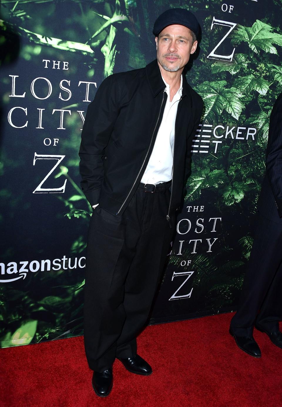 Last night Brad Pitt wore an outfit that looks a lot like one he wore in 1995, and it still looks good.