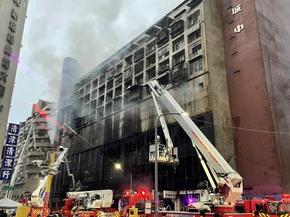 高雄鹽埕區城中城大樓14日暗夜惡火釀成多起死傷。（民眾提供）