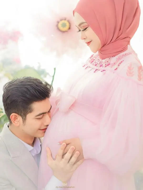 Jelang melahirkan, Ria Ricis menjalani sesi maternity shoot bersama sang suami, Teuku Ryan. Berikut detail tampilannya. (Instagram/fdphotography90).