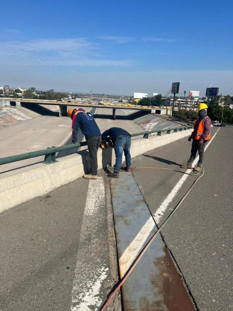 Ayuntamiento de Tijuana trabaja en la reparación de Puente El Chaparral. Cortesía: Ayuntamiento de Tijuana