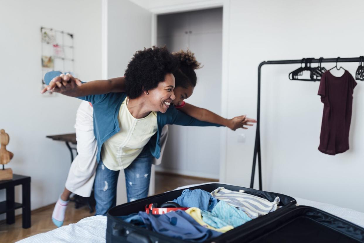 An image of a mom packing with her daughter.