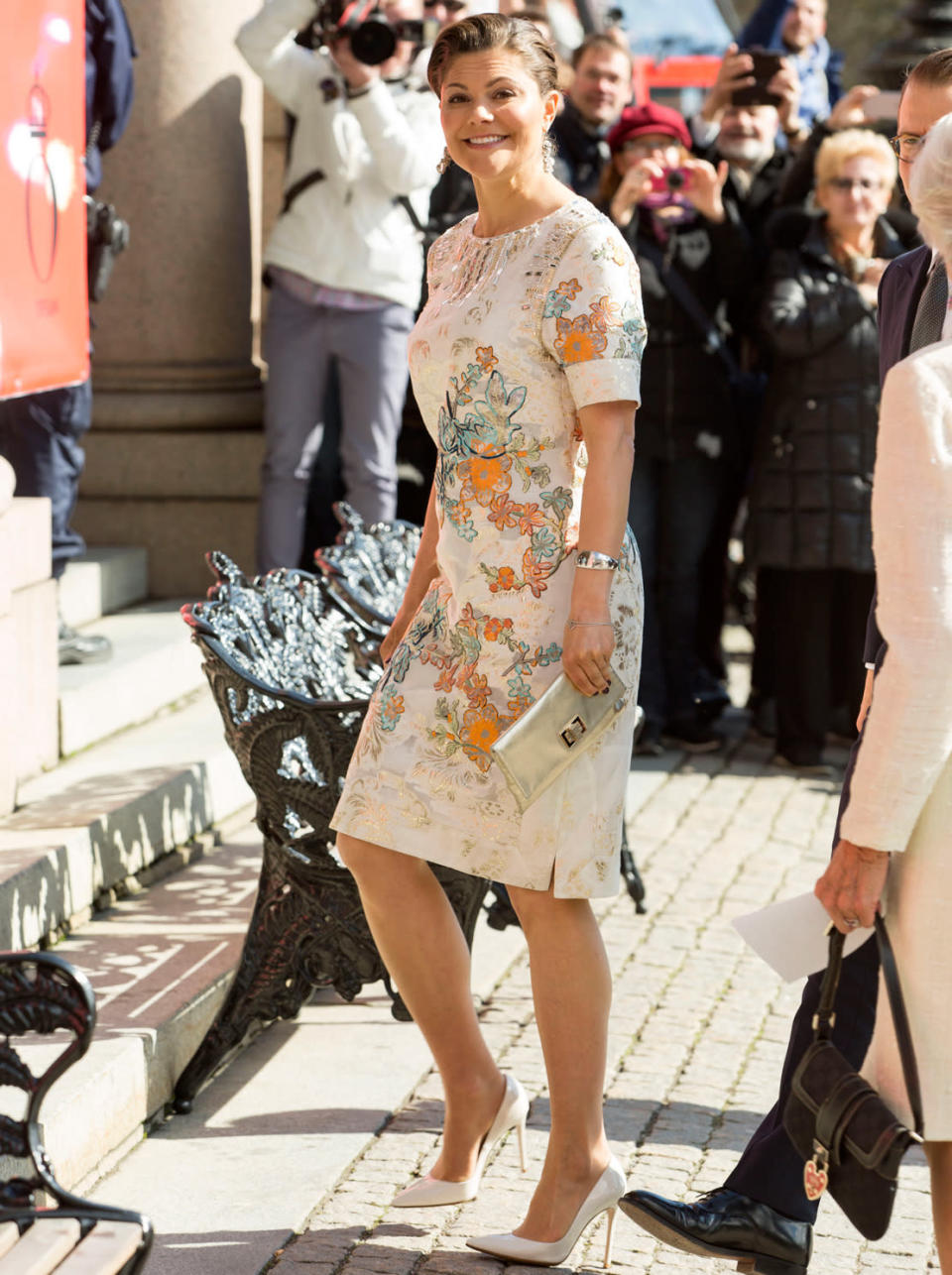 Die schwedische Kornprinzessin weiß genau, wie es läuft: Erscheint sie bei einem offiziellen Termin, wird darüber in den Medien berichtet. Trägt sie ein schönes Kleid dabei, wird dieses nachgekauft. Wenn das Dress dann noch von einem schwedischen Textilgiganten stammt, dann klingelt am Ende des Tages in der Staatskasse das Geld. Für die Feierlichkeiten rund um den 70. Geburtstags ihres Vaters König Carl Gustaf, wählte Prinzessin Victoria dieses florale Kleidchen von H&M. 