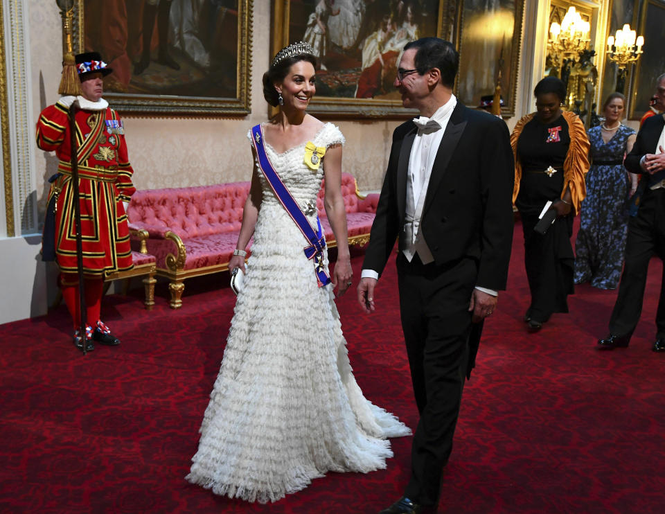 ARCHIVO - En esta foto del 3 de junio de 2019, Catalina, la duquesa de Cambridge, y el secretario del Tesoro estadounidense Steven Mnuchin, llegan al banquete de estado en el Palacio de Buckingham en Londres. (Victoria Jones/Pool Photo via AP, Archivo)