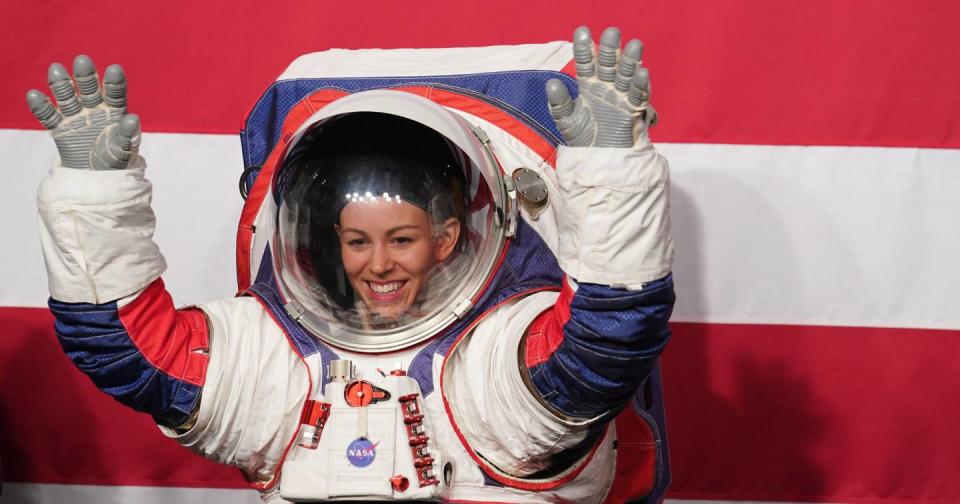 La ingeniera Kristine Davis muestra el traje espacial conocido como Exploration Extravehicular Mobility Unit (xEMU) en la NASA. Foto: Getty Images.