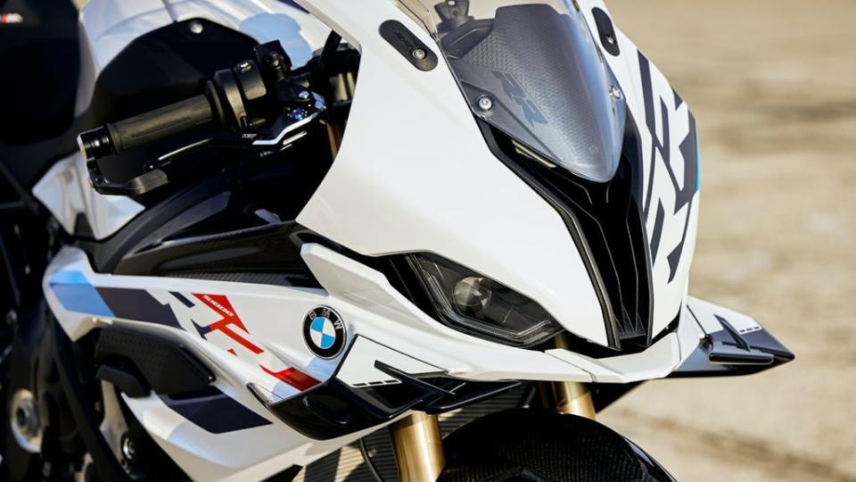 BMW S1000 RR在車頭新增了全新定風翼，這樣的設計靈感也是源自MotoGP賽車設計。(圖片來源/ BMW)