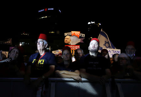 Israelis hold a demonstration against possible legislation reigning in the supreme court which could grant Prime Minister Benjamin Netanyahu immunity from prosecution if he faces corruption charges, in Tel Aviv, Israel May 25, 2019. REUTERS/Ammar Awad