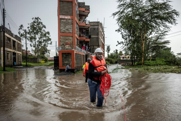 Miembros de la Cruz Roja de kenia trabajan en una zona afectada por las inundaciones en Kitengela, Kenia, el 1 de mayo de 2024 (Luis Tato)