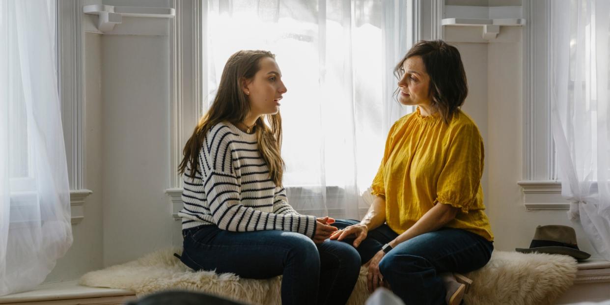 mom and teen daughter talking how to talk to teens