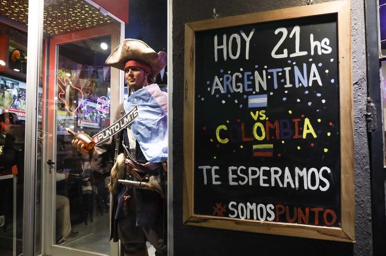 Previa del partido en el bar Punto Límite en Palermo.