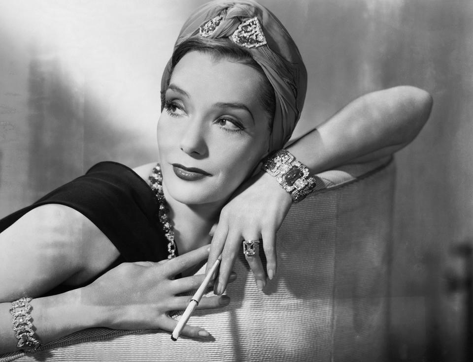 La actriz de cine mexicana Lupe Vélez, (1908-1944), modela varias joyas impresionantes. (Foto de © Hulton-Deutsch Collection/CORBIS/Corbis vía Getty Images)