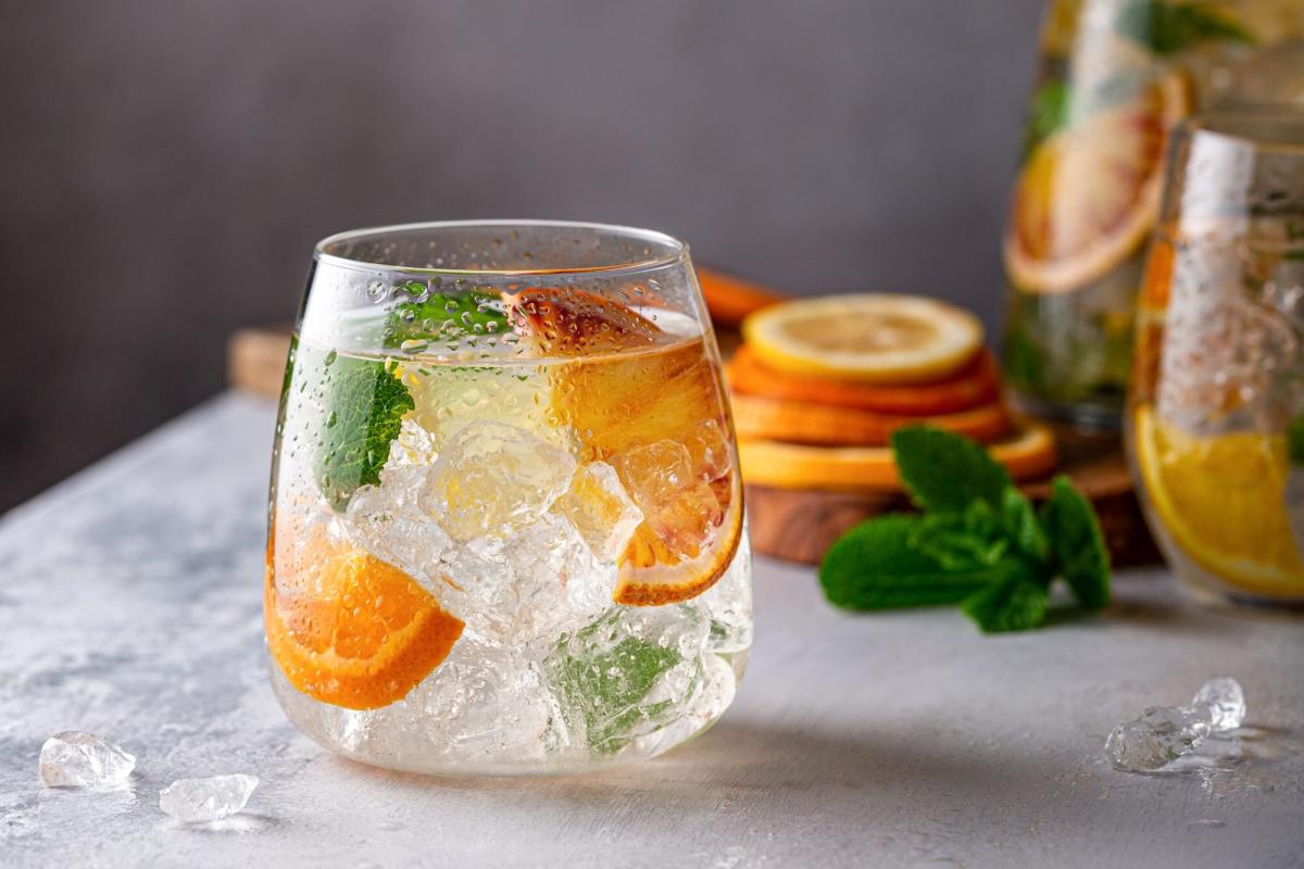 The Art of Perfect Cocktail Ice: Elevate Your Cocktails with Crystal Clear  Ice Cubes - feləne® vodka