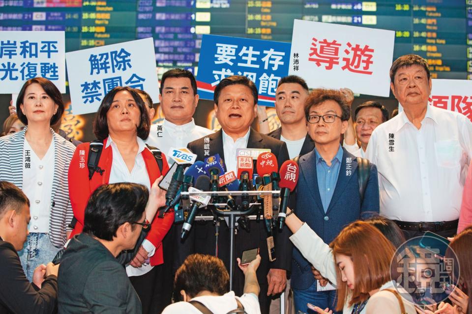 傅崐萁開議期間率16位藍委出訪北京挨酸「蹺課」，大動作在機場開記者會駁斥。