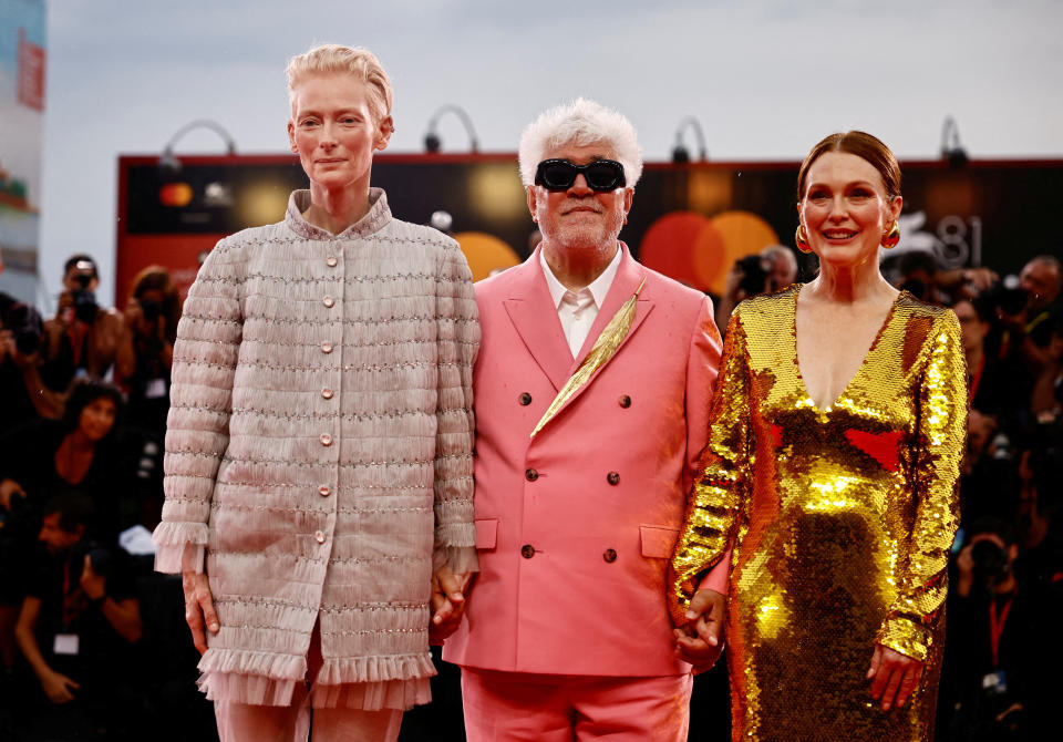 Tilda Swinton, Pedro Almodóvar y Julianne Moore posan en la alfombra roja durante la llegada a la proyección de la película «The Room Next Door», en competición, en el 81º Festival de Cine de Venecia, Venecia, Italia, 2 de septiembre de 2024. REUTERS/Yara Nardi