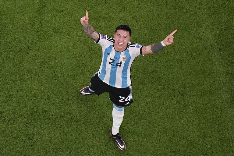 Enzo Fernández celebra tras anotar el segundo gol de Argentina en la victoria 2-0 ante México en el partido por el Grupo C del Mundial, el sábado 26 de noviembre de 2022, en Lusail, Qatar. (AP Foto/Pavel Golovkin)