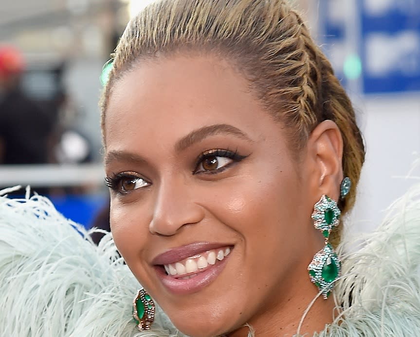 Beyonce and Blue Ivy were LITERAL angels on the VMA red carpet and we’re swooning