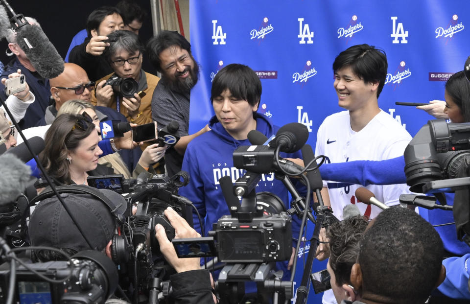 美國大聯盟MLB球星大谷翔平的翻譯水原一平（圖中著藍衣）涉賭，道奇21日證實，水原一平遭開除。 (Photo by Keith Birmingham/MediaNews Group/Pasadena Star-News via Getty Images)