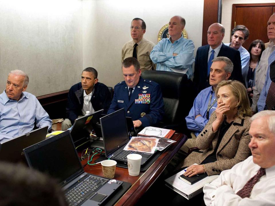 El fotógrafo de la Casa Blanca, Pete Souza, capturó esta icónica imagen del entonces presidente Barack Obama y sus asesores monitoreando la misión del  Navy SEAL Team 6  para capturar o matar a Osama bin Laden (Archivos Nacionales y Administración de Registros)