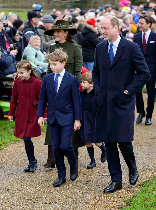 El príncipe George junto a sus padres y sus hermanos en un acto 