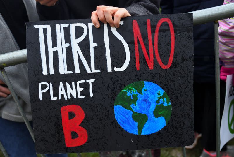 Una pancarta se muestra durante una protesta juvenil por el clima en Bristol, Reino Unido