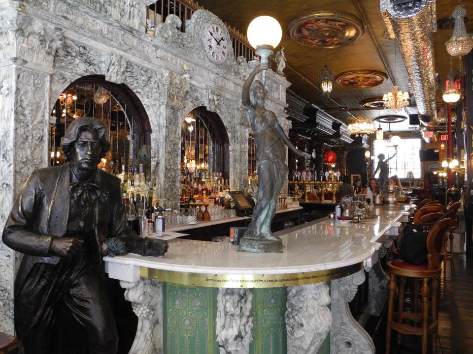 <p>Eine lebensgroße Nachbildung des irischen Schriftstellers Oscar Wilde ist in einer nach ihm benannten Bar im US-amerikanischen New York zu sehen. (Bild: Johannes Schmitt-Tegge/dpa) </p>