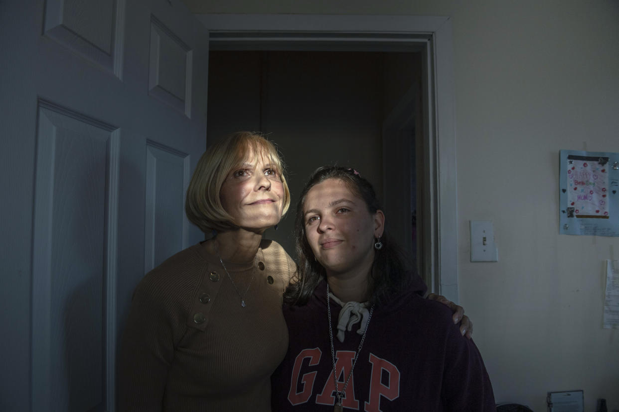 Nicole DiMaio con su madre Irene DiMaio en su apartamento de Brooklyn, el 30 de septiembre de 2020. (Brittainy Newman/The New York Times).