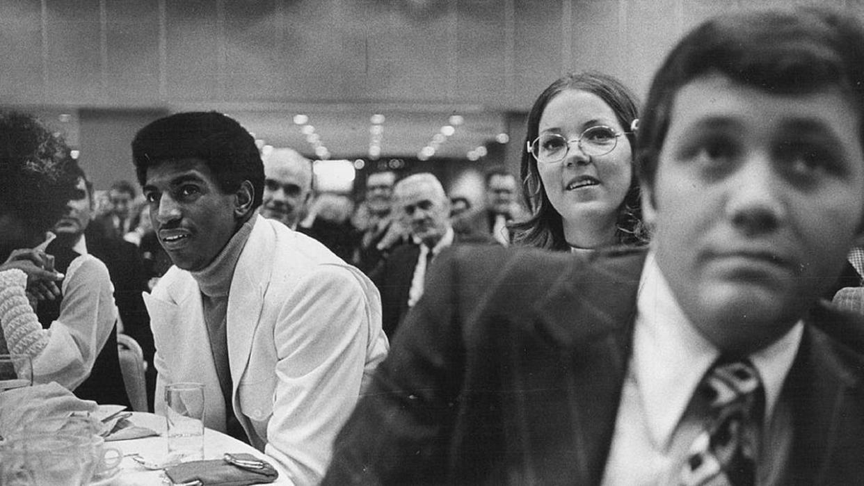 <div>FEB 5 1973, FEB 6 1973; Armstrong, Otis - Groups; Not just another face in the crowd!; Broncos #1 draft choice, Otis Armstrong, sits at Bronco table.; Otis Armstrong from Purdue, the Denver Bronco's No. 1 draft choice in the recent draft of college football players,is a guest at fete at Bronco table.; (Photo By Barry Staver/The Denver Post via Getty Images)</div>