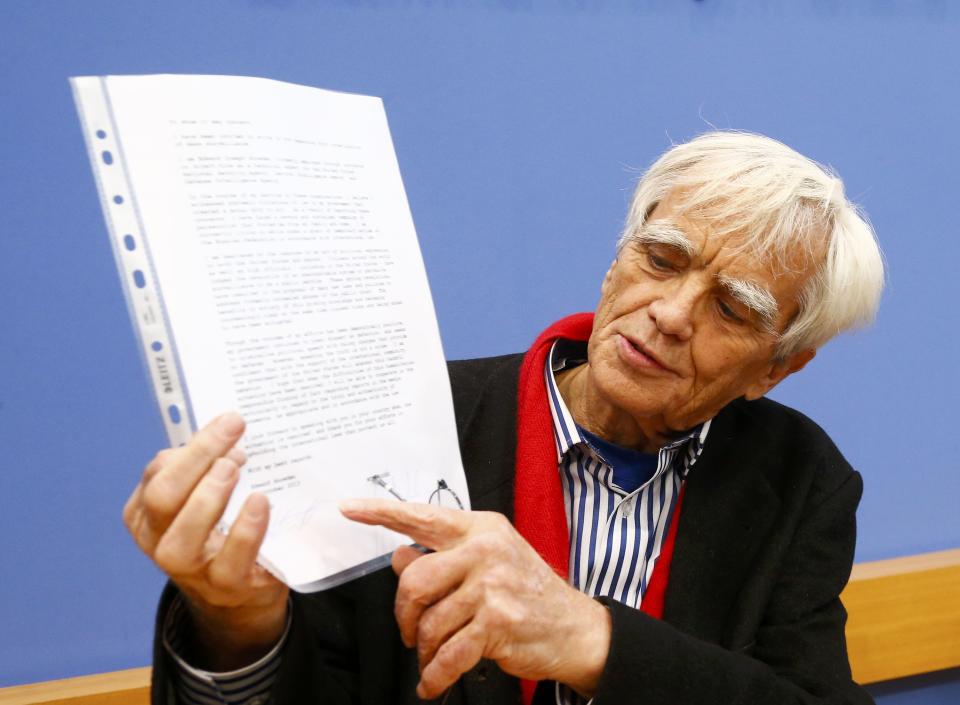 German Greens lawmaker Hans-Christian Stroebele points at the signature on a letter he received from fugitive former U.S. spy agency contractor Edward Snowden, at a news conference in Berlin, November 1, 2013. Stroebele met Snowden in Moscow on Thursday, Stroebele's office said in a statement, and would give details of the meeting on Friday. REUTERS/Tobias Schwarz (GERMANY - Tags: POLITICS CRIME LAW)