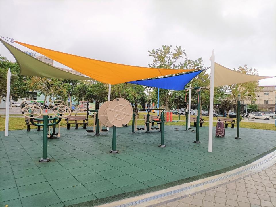 文昌公園內增加許多體健設施與座椅，結合林蔭步道，提供更多休憩空間。   圖：八里區公所提供