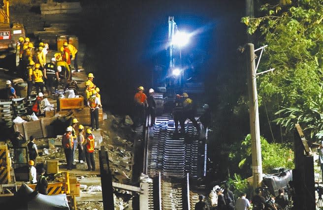 高鐵與北捷的安全性受到旅客讚賞，因為安全可以用「錢」堆出來，台鐵不知道自己是用人命換安全，怎麼換也換不完。圖為台鐵太魯閣號事故現場，3日開始整修彎曲鐵軌，晚間趕工鋪上水泥枕木。（鄭任南攝）