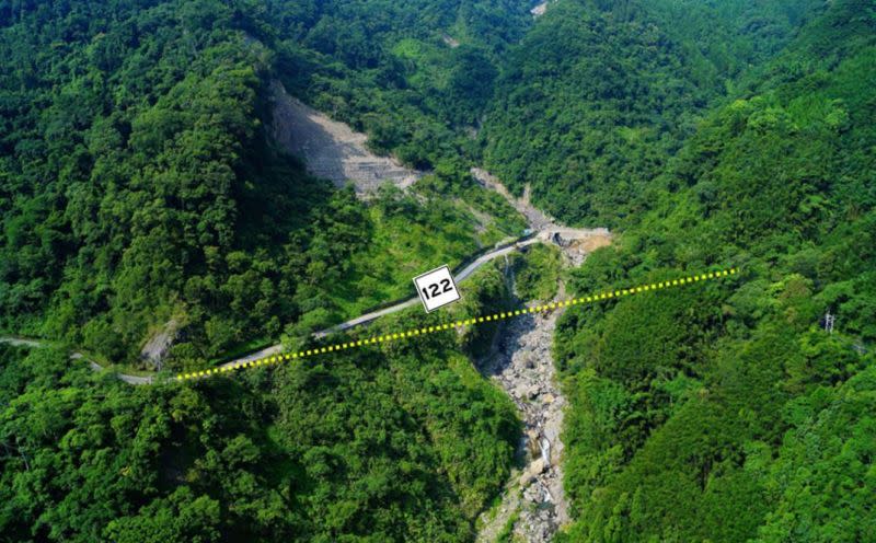 ▲新竹縣五峰鄉122線路段43.5K處路幅狹窄又彎繞，便提出截彎取直方案，而且在颱風來襲常發生落石等情形，造成當地居民出入苦不堪言，在縣府努力下，獲中央核定總經費3.9億元。（圖／新竹縣政府提供）