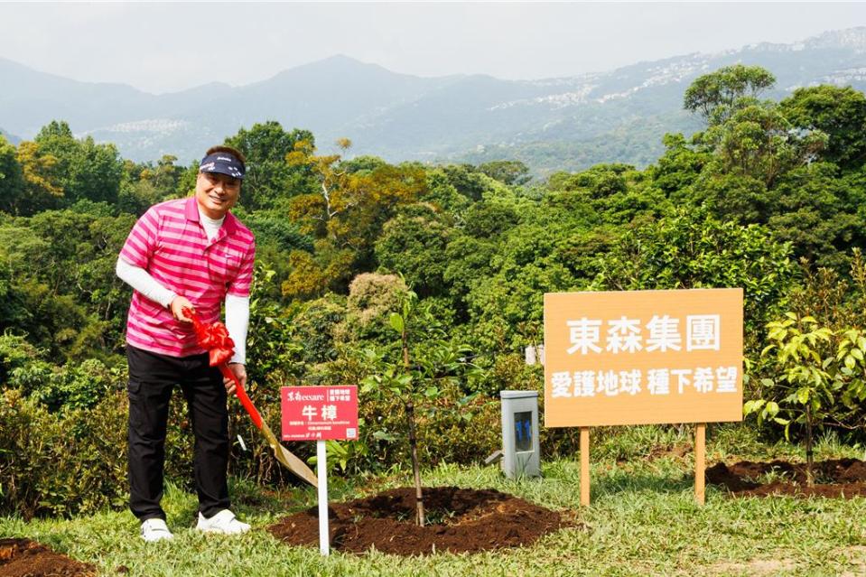 東森集團總裁王令麟於2022年於文山植樹／圖／東森