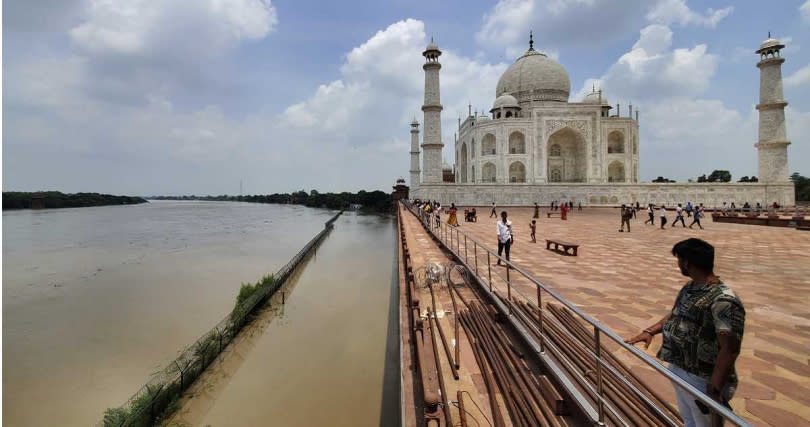 印度洪水已經淹進泰姬瑪哈陵的外城牆以及後花園。（圖／達志／美聯社）