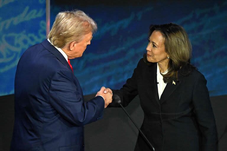 El apretón de manos con el que Kamala Harris empezó a establecer las condiciones de la noche