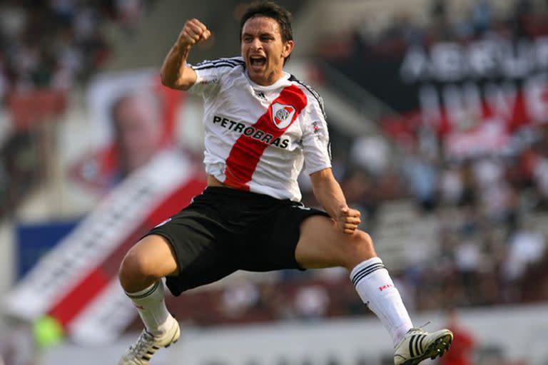 Diego Barrado celebra su gol, el primero del partido entre River e Independiente, en el Clausura 2009.