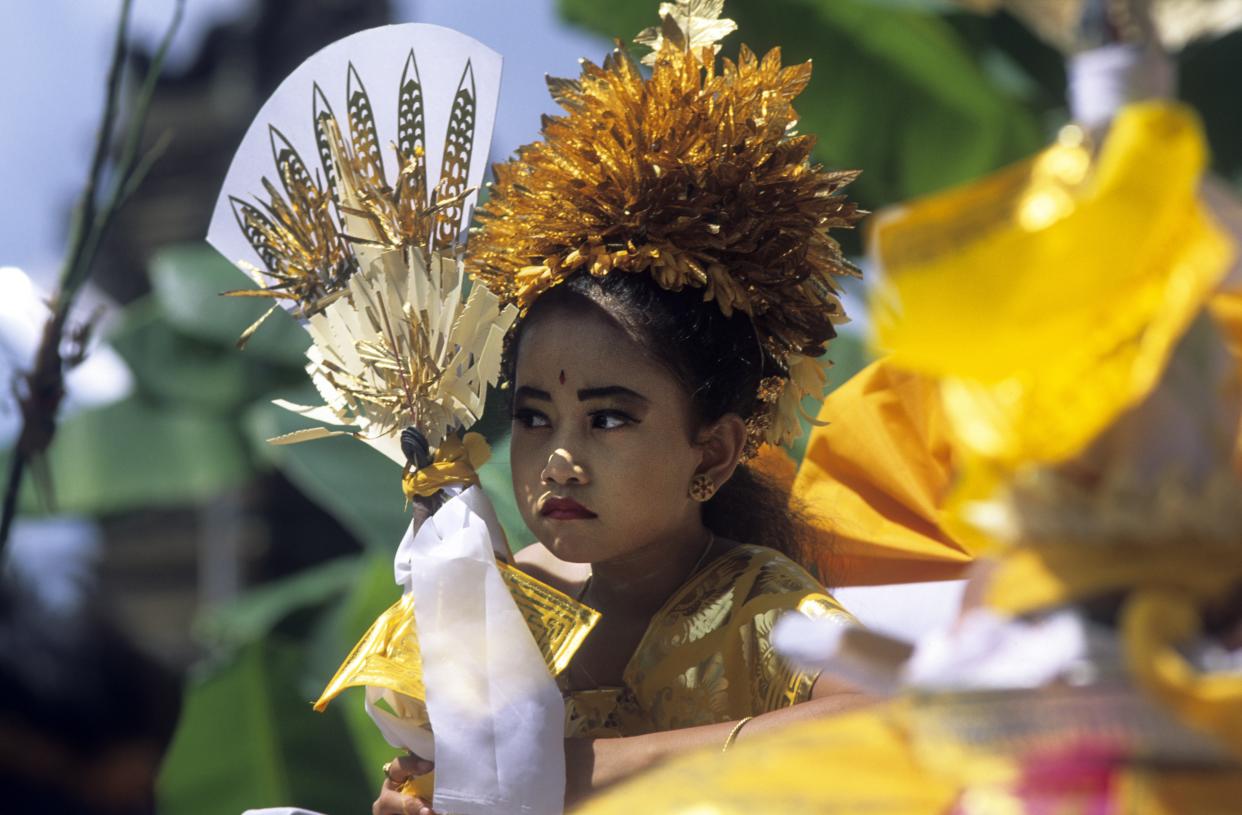 Jeune fille en costume funéraire traditionnel à Bali, Indonésie (illustration - Photo by Veronique DURRUTY/Gamma-Rapho via Getty Images)