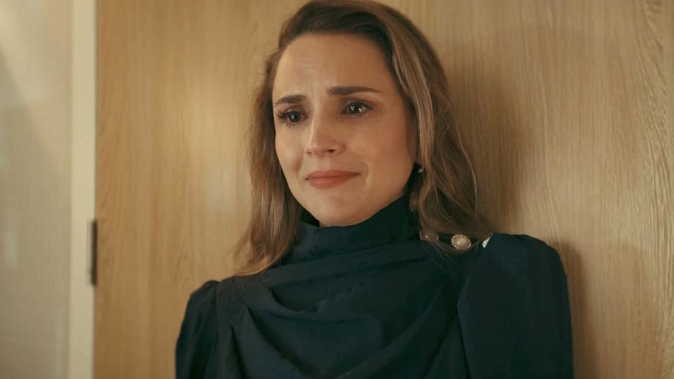 amanda cries after breaking up with john in a tourist's guide to love