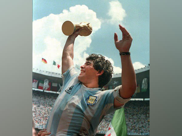 Legendary footballer Diego Maradona (Photo/ Pele Twitter)