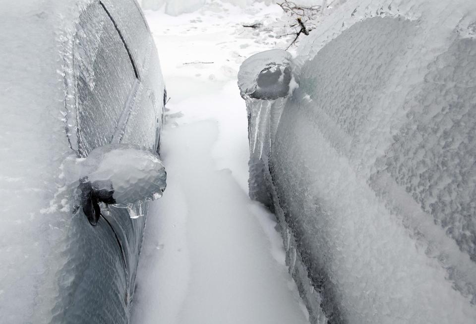 Los vehículos de un estacionamiento en Postojna lucían así. REUTERS/Srdjan Zivulovic