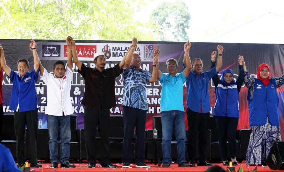 Kedah Unity Leadership Council joint chairman Datuk Seri Mahdzir Khalid with Pakatan Harapan leaders at the Pedu State Legislative Assembly (DUN) and Kuala Nerang State Assembly election machinery launching ceremony, July 27, 2023. — Bernama pic 