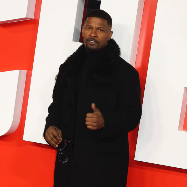 Jamie Foxx está 'despierto y alerta' credit:Bang Showbiz