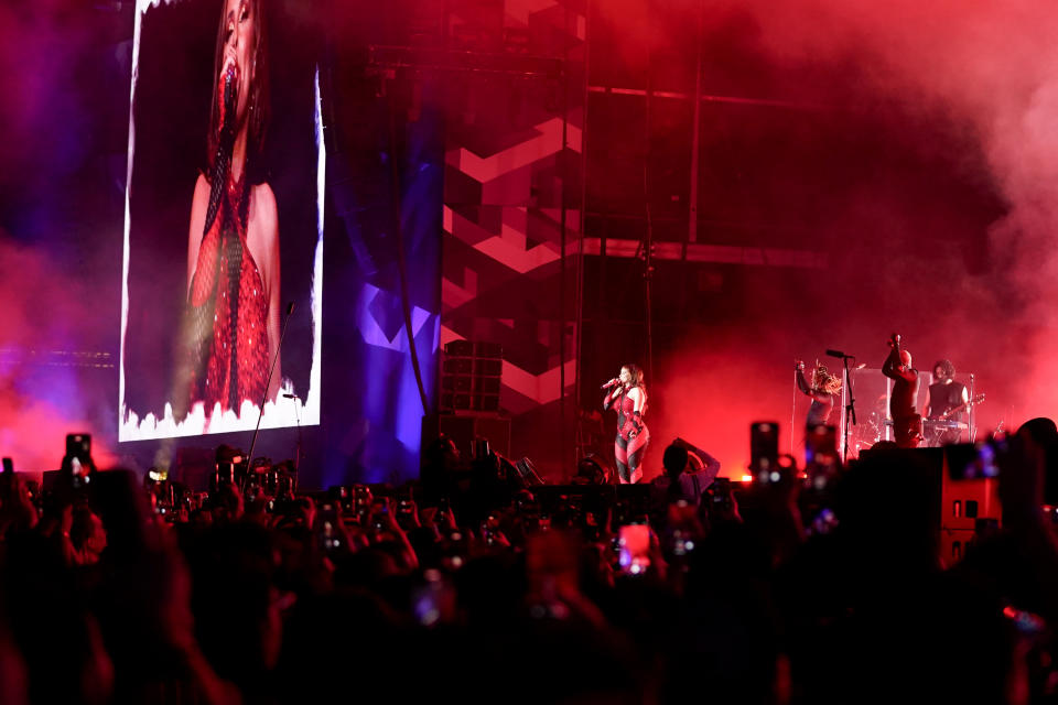 La cantante canadiense Nelly Furtado durante su concierto en el Festival Tecate Emblema en la Ciudad de México el sábado 18 de mayo de 2024. (Foto AP/Aurea Del Rosario)