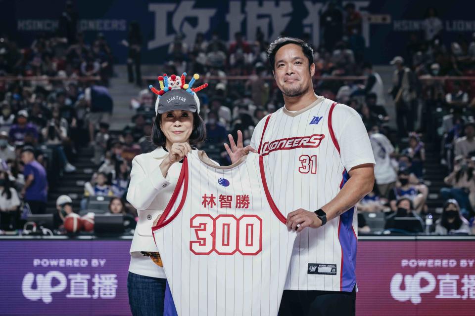 攻城獅球團領隊Lisa於賽前致贈味全龍球星林智勝300轟紀念球衣。（攻城獅提供）