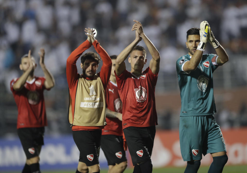 Los jugadores de Independiente de Argentina aplauden al final de un encuentro de la Copa Libertadores ante Santos de Brasil en Sao Paulo, el martes 28 de agosto de 2018 (AP Foto/Andre Penner)